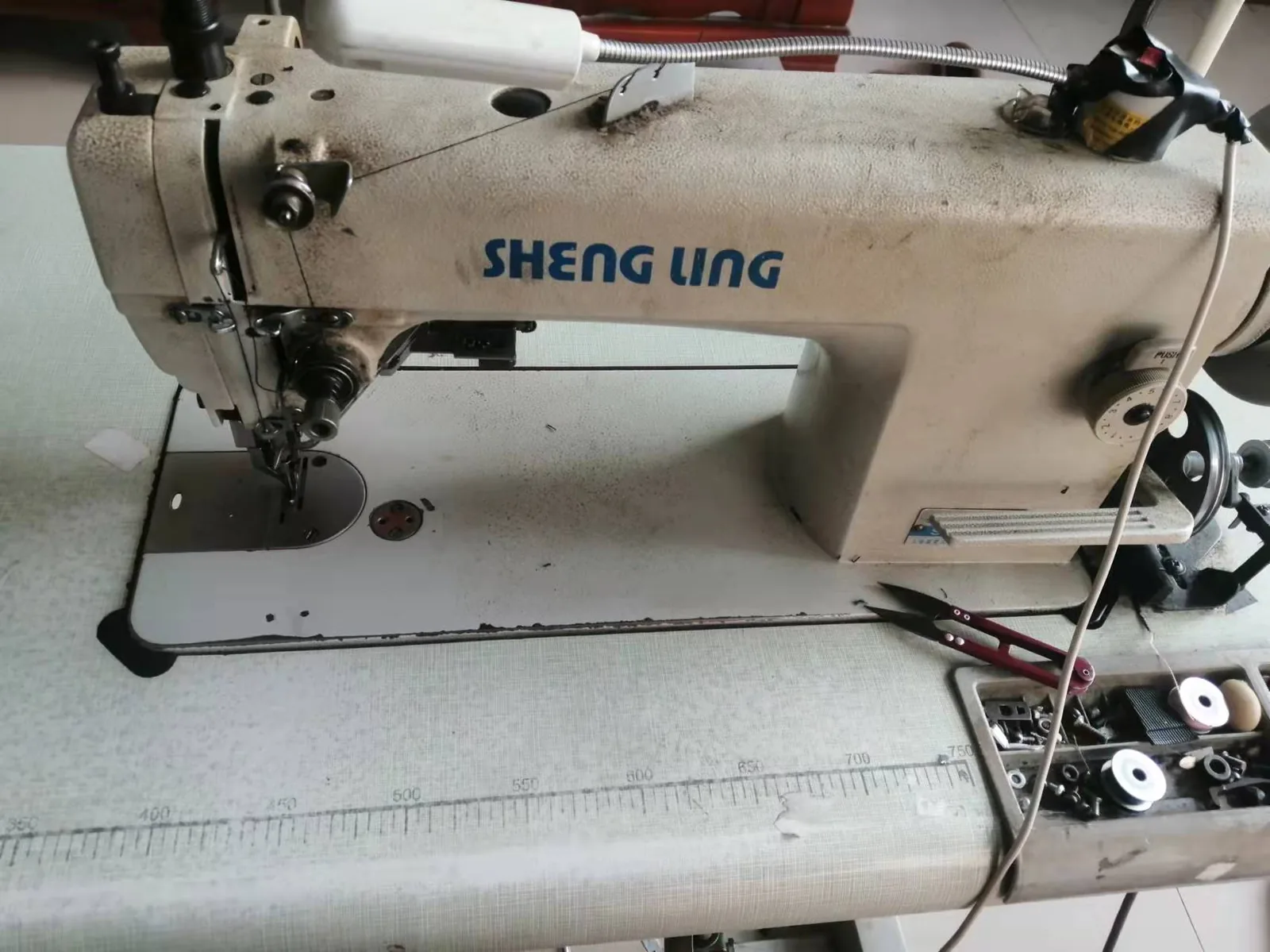 Industrial sewing machine in the Baigou bag workshop